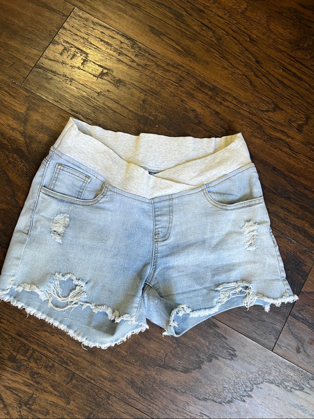 Woman’s frayed below the bump maternity jean shorts size M